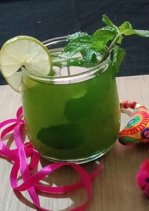 લેમન ગ્રાસ કૂલર(Lemon grass cooler recipe in Gujarati) રેસીપી મુખ્ય ફોટો