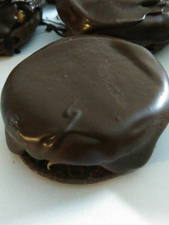 Una foto de Alfajores de chocolate bañados