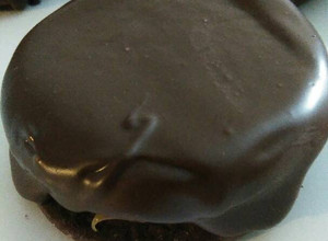 Una foto de Alfajores de chocolate bañados