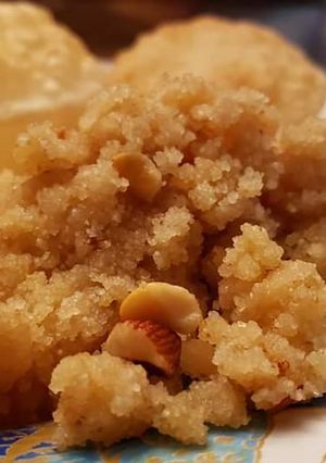 A picture of Sooji halwa (semolina/rava pudding).