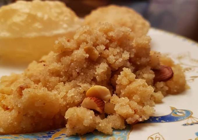 Sooji halwa (semolina/rava pudding)