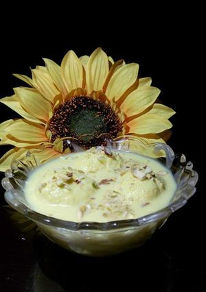 A picture of Rasgulla rabdi rasmalayi.