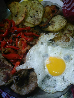 Una foto de Bifecitos de cerdo a la riojana a la plancheta