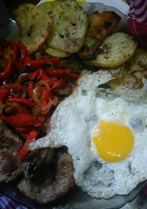 Una foto de Bifecitos de cerdo a la riojana a la plancheta