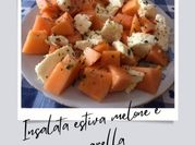 Una foto di insalata di melone