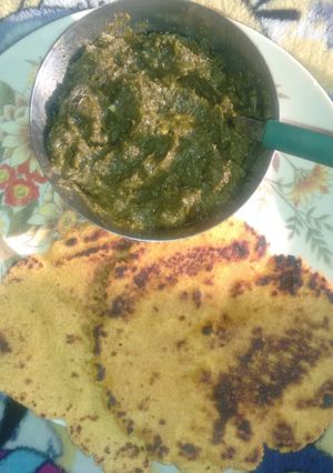 A picture of Sarso da saag te makki di roti.