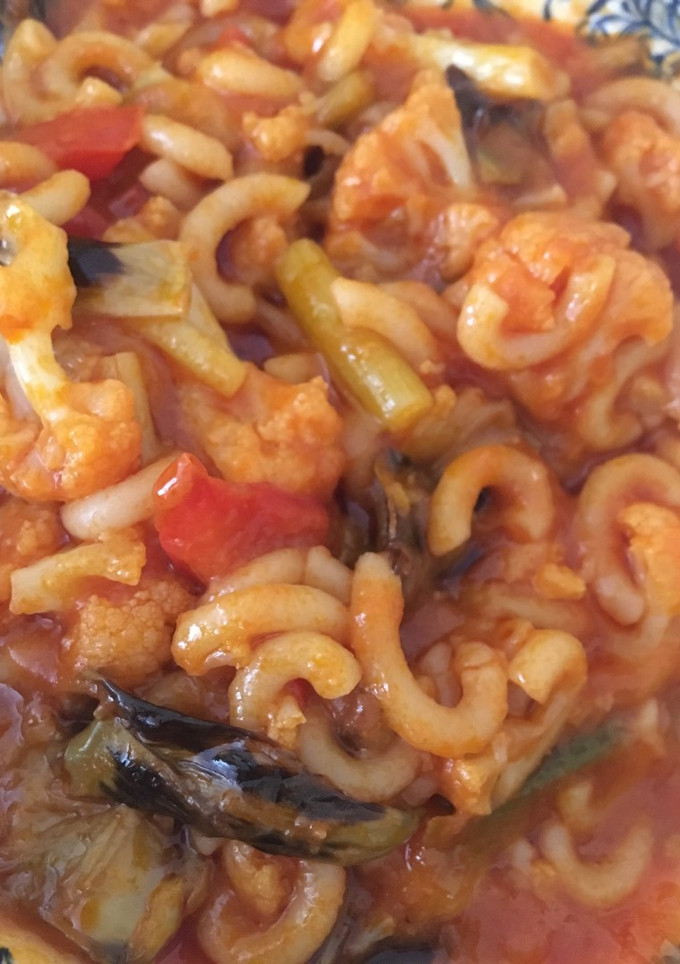 Una foto de Fideúa con verduras