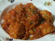 Una foto de albóndigas con pisto