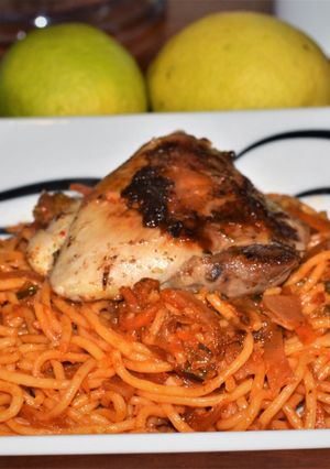 Una foto de Pollo con verduras y spaghetti