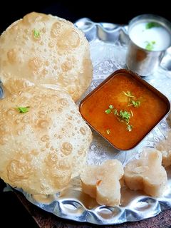 लुची, हलवा आलू की सब्जी (luchi halwa aloo ki sabzi recipe in Hindi) रेसिपी मुख्य फोटो