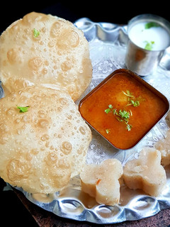 लुची, हलवा आलू की सब्जी (luchi halwa aloo ki sabzi recipe in Hindi) रेसिपी मुख्य फोटो