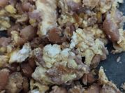 Una foto de huevos con frijoles