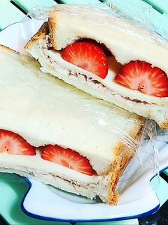 草莓鮪魚起司吐司 的食譜成品照片