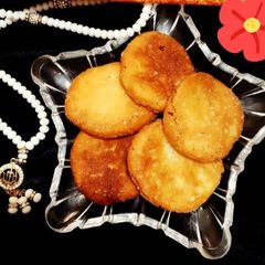 A picture of Meethi tikiyan.