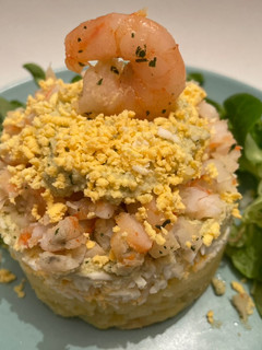 Una foto de Ensaladilla de langostinos con mayonesa de ajo y albahaca