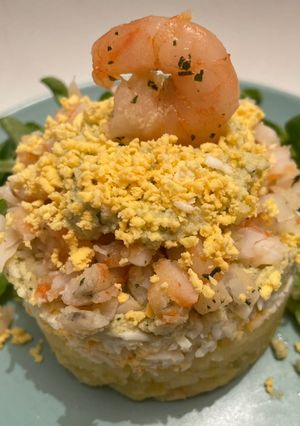 Una foto de Ensaladilla de langostinos con mayonesa de ajo y albahaca