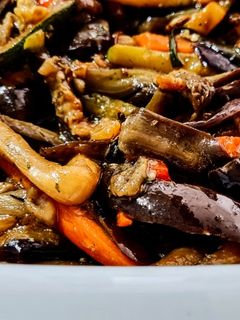 Una foto de ANTIPASTO De Calabacín🥒 (zuccinni) y Berenjena🍆en Salsa Agridulce...!