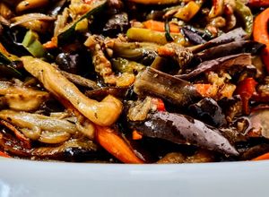 Una foto de ANTIPASTO De Calabacín🥒 (zuccinni) y Berenjena🍆en Salsa Agridulce...!
