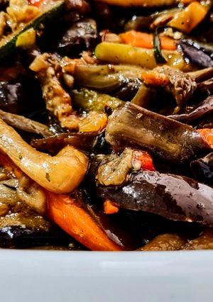 Una foto de ANTIPASTO De Calabacín🥒 (zuccinni) y Berenjena🍆en Salsa Agridulce...!
