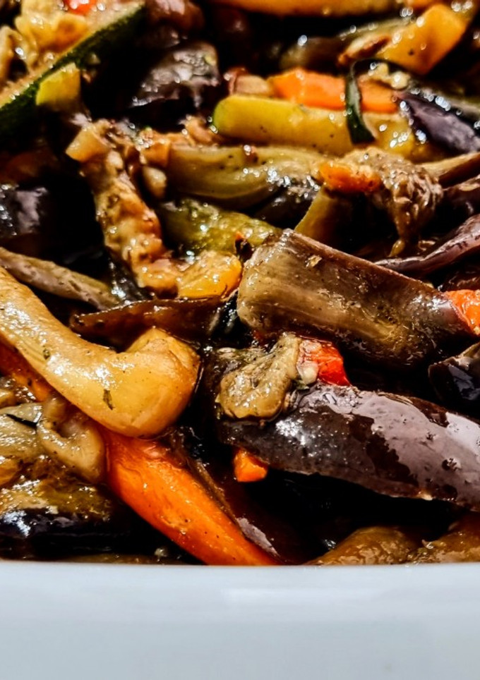 Una foto de ANTIPASTO De Calabacín🥒 (zuccinni) y Berenjena🍆en Salsa Agridulce...!