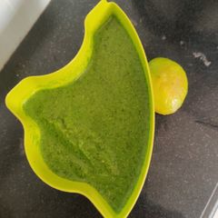 A picture of Green chutney.