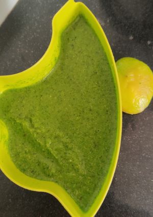 A picture of Green chutney.