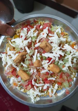 A picture of Bhujiya chaat.