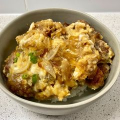 A picture of Katsudon (pork tonkatsu rice bowl).