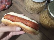 Una foto de salchichas veganas