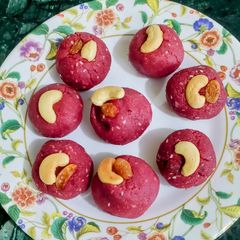 A picture of Beetroot Ladoos.