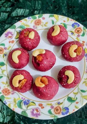 A picture of Beetroot Ladoos.