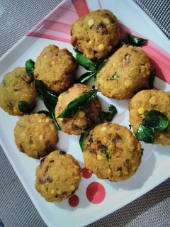 பட்டாணி பருப்பு வடை (Pattani parupu vadai recipe in tamil) செய்முறை முக்கிய புகைப்படம்