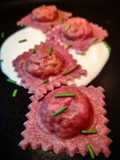 Ravioli di barbabietola ripieni di ricciola su crema di bufala