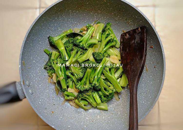 Proses Menyiapkan Mamaci Brokoli Hijau yang Lezat