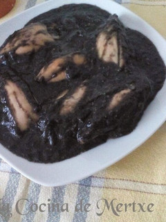 Una foto de Chipirones en su tinta