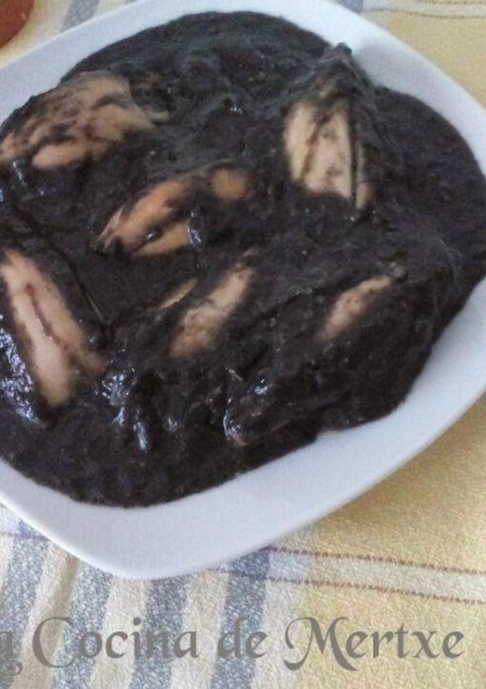 Una foto de Chipirones en su tinta