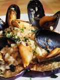 Risotto con Cozze servito su Rondelle di Melanzane