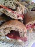 Sándwiches de pan negro y salame tipo español (cantimpalo)♦️(⁠･⁠–⁠･⁠)⁠ ⁠\⁠(⁠･⁠◡⁠･⁠)⁠/