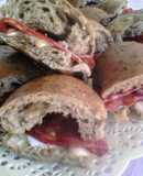 Sándwiches de pan negro y salame tipo español (cantimpalo)♦️(⁠･⁠–⁠･⁠)⁠ ⁠\⁠(⁠･⁠◡⁠･⁠)⁠/