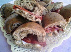 Una foto de Sándwiches de pan negro y salame tipo español (cantimpalo)♦️(⁠･⁠–⁠･⁠)⁠ ⁠\⁠(⁠･⁠◡⁠･⁠)⁠/