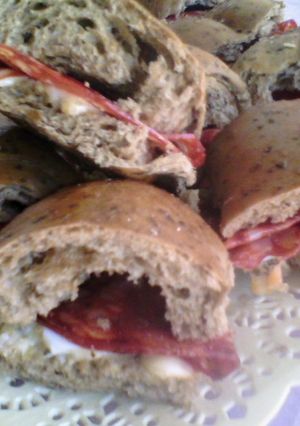 Una foto de Sándwiches de pan negro y salame tipo español (cantimpalo)♦️(⁠･⁠–⁠･⁠)⁠ ⁠\⁠(⁠･⁠◡⁠･⁠)⁠/