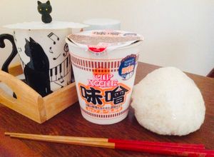 Una foto de NISSIN CUP NOODLE MISO🇺🇾🇯🇵カップヌードル味噌