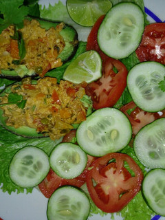 Una foto de Aguacate relleno de pollo adobado a la Mario, s