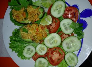 Una foto de Aguacate relleno de pollo adobado a la Mario, s