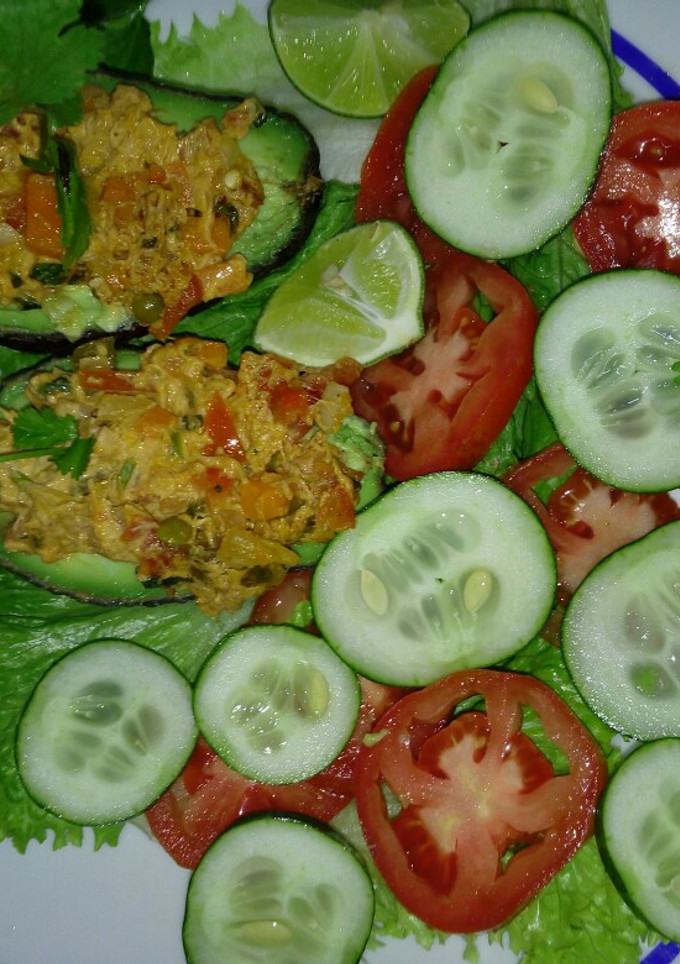 Una foto de Aguacate relleno de pollo adobado a la Mario, s