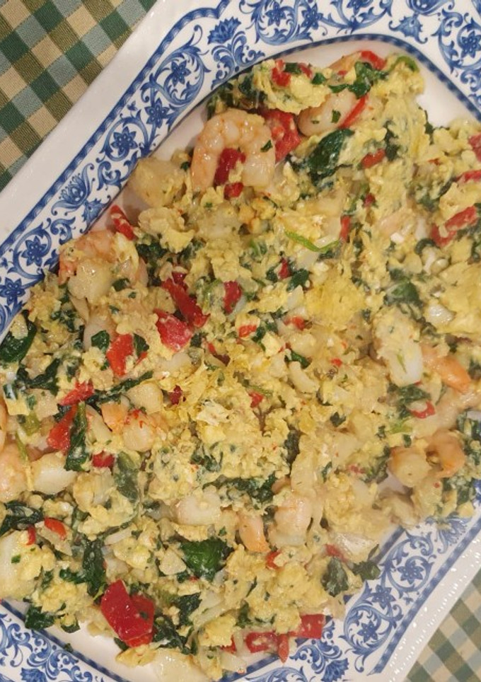 Una foto de Revuelto de bacalao con gambas y espinacas