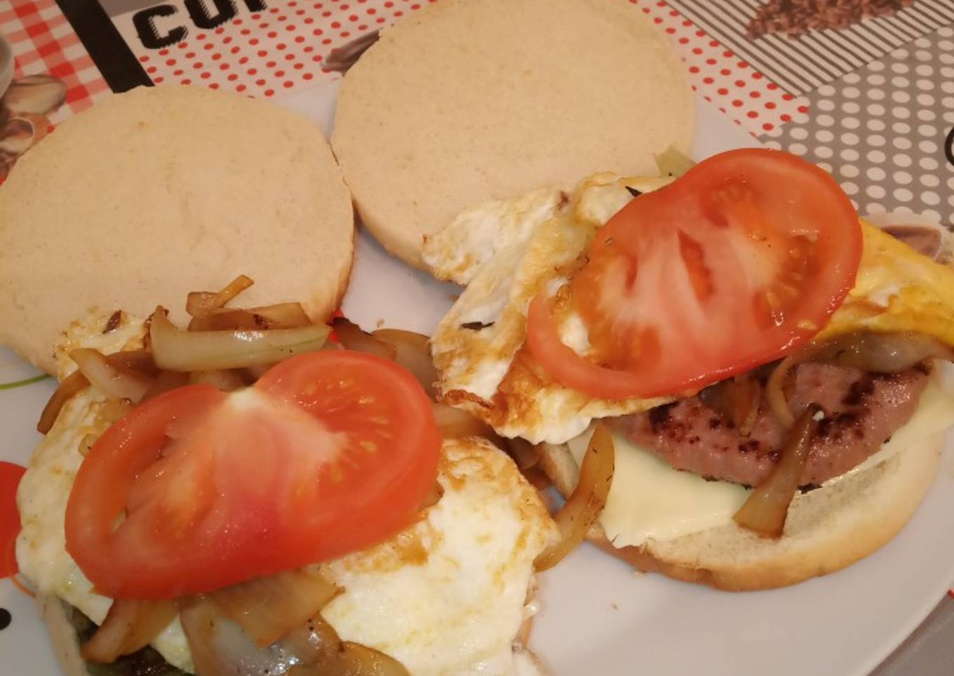 Hamburguesas completas mixtas con cebolla caramelizada