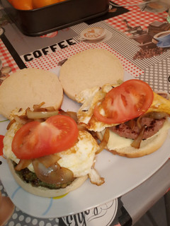 Una foto de Hamburguesas completas mixtas con cebolla caramelizada