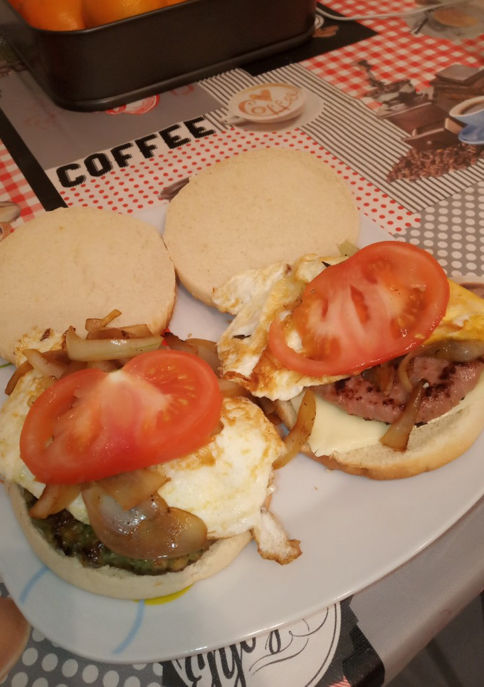 Una foto de Hamburguesas completas mixtas con cebolla caramelizada