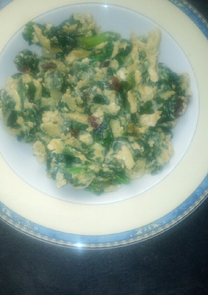 Una foto de Espinacas con huevos revueltos, pasas y piñones